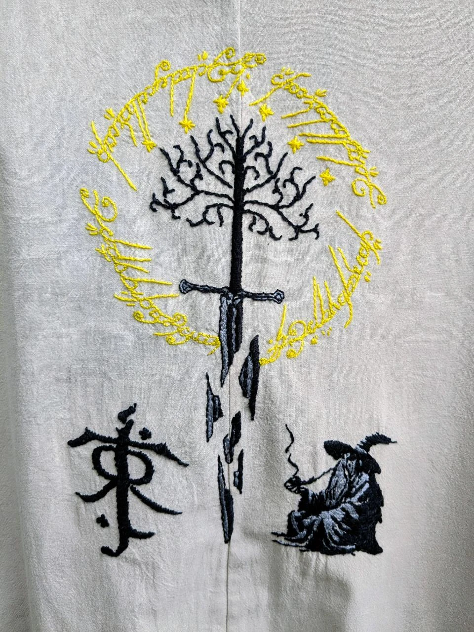 Camisa LOTR bordada a mano, pieza única – photo 2